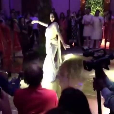 Sara Ali Khan Hot Dance Record In Wedding Ceremony On Saat Samundar Paar Song Video Dailymotion