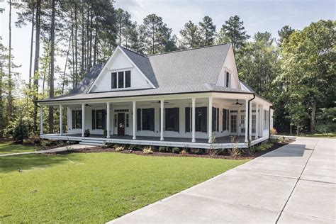 Laura was very upfront and said that the cling might not adhere well to the trash bin but i wanted to try it anyway. Southern Living farmhouse revival plan no. 1821 Black and White Farmhouse by Garmen Olivia in ...