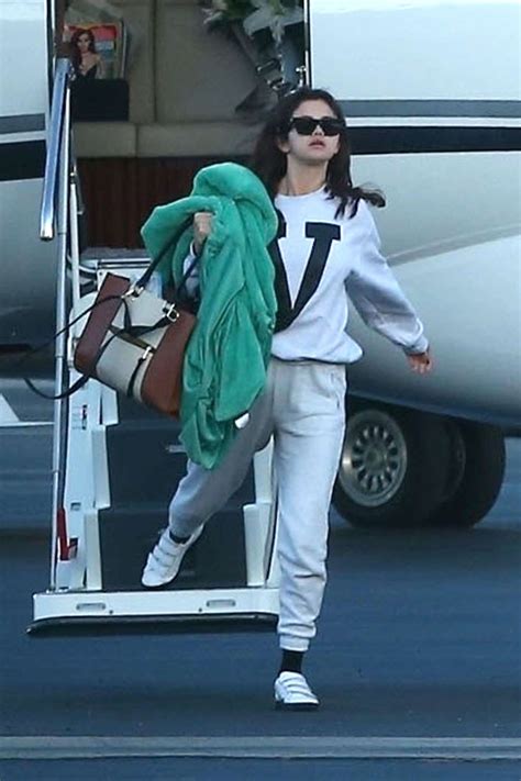 Selena Gomez Arriving With Friends To A Private Jet 02 Gotceleb
