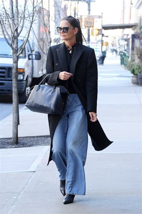 Katie Holmes Finds Her New Favorite It Bag In 2020 Katie Holmes Style Katie Holmes Celebrity