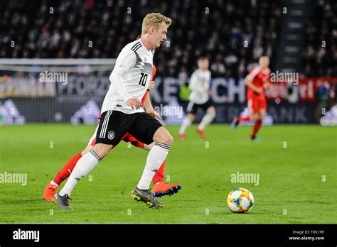 Footballers in action hi-res stock photography and images - Alamy