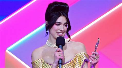 Dua Lipa Arrasa En Los Brit Awards 2021 Con Dos Premios Y Un Mini