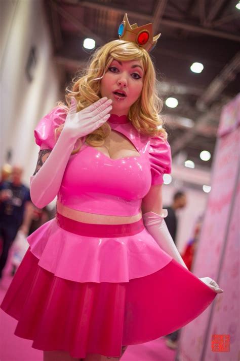 Food And Cosplay On Twitter Latex Princess Peach Cosplay By