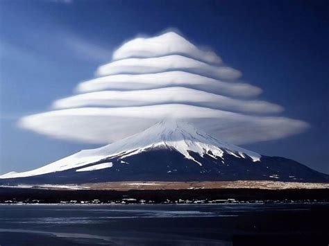 Really Cool Cloud Phenomena At The Top Of Mt Fuji Rpics