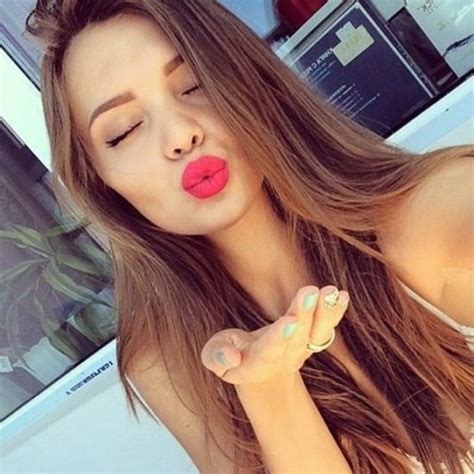 45 Cute Selfie Poses For Girls To Look Super Awesome Office Salt