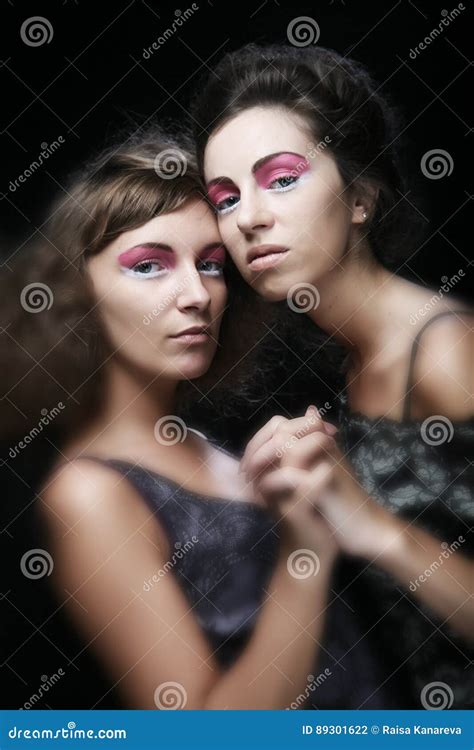 Deux Belles Jeunes Filles Sexy Minces Photo Stock Image Du Regarder