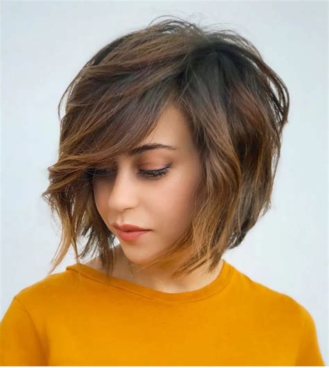 Les idées de coiffures tendance les plus stylées pour cheveux bouclés. Catalogue coupes courtes tendance 2020 | Coiffure simple et facile