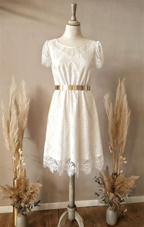Hier finden sie ideen und anregungen, die sie bei der suche des brautkleids ihrer träume inspirieren und nützliche tipps und ratschläge, mit denen sie das passende brautkleid für ihre figur finden. Pin auf Labude Kurze Brautkleider und Ideen für das Standesamt