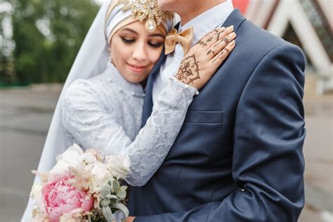 what should women wear to a muslim wedding