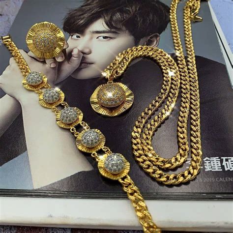 Rantai tangan 916.(click picture untuk zoom). set emas korea topi ⠀ RM 200⠀ 1)rantai leher labuh dan ...