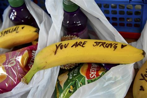 Meghan Puts Notes On Bananas Sent To Needy Women In Britain Taiwan News 2019 02 02 202143