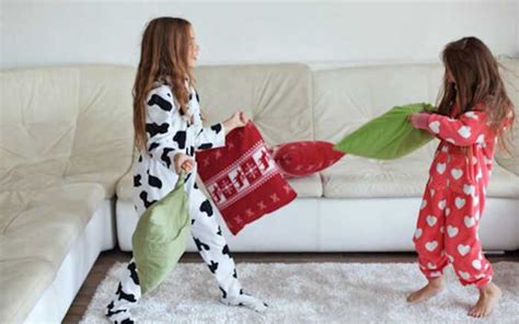 11 Entertaining Sleepover Games For The Best Ever Slumber Party