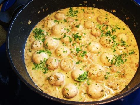 Champignon -Köpfchen in einer köstlichen Rahmsoße Rezept