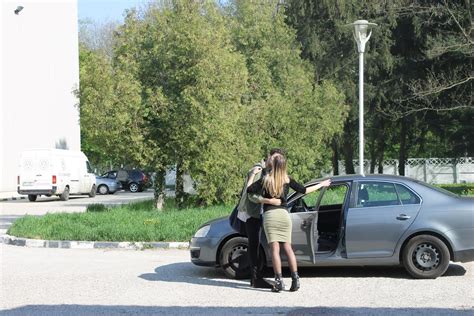 O nouă vârstă, același om iubitor!. Liviu Teodorescu este răsfățat de iubita lui după repetiții