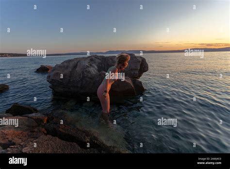 Body Paint Fkk M Dchen Am Strand Kroatien Stockfotografie Alamy