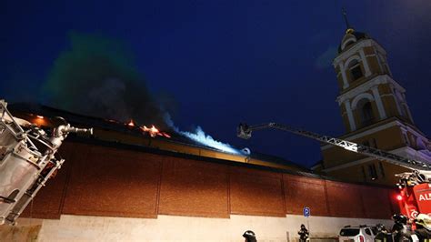 По данным мчс, к тушению привлекались три вертолета и пожарный катер. Пожар в Рождественском монастыре в Москве ликвидировали — РТ на русском