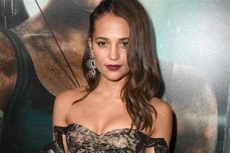 Alicia vikander leads the glamour at tomb raider premiere in london. The Diet That 'Tomb Raider's' Alicia Vikander Used To Get ...