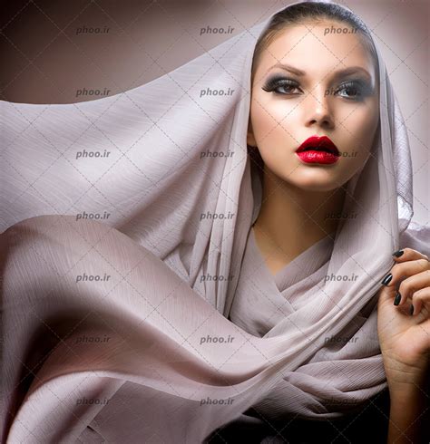 عکس زیبا خانم جوان با آرایش صورت در نوعی پارچه ابریشمی روسری عکس با کیفیت و تصاویر استوک حرفه ای