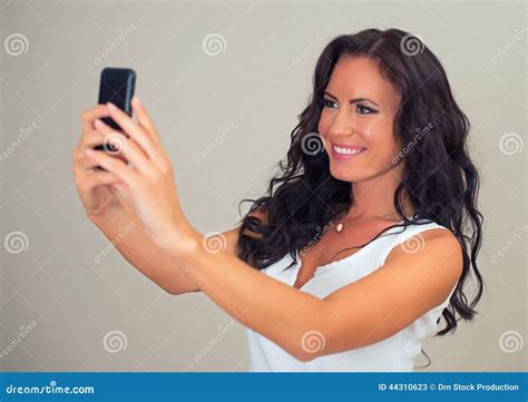 Ελκυστικό Brunette που παίρνει Selfie Στοκ Εικόνα εικόνα από