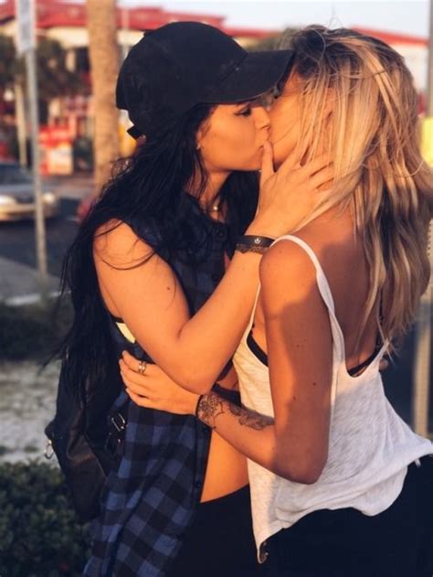 Cute Lesbian Couples Lesbian Pride Lesbians Kissing Lesbian Hot Kara Danvers Supergirl
