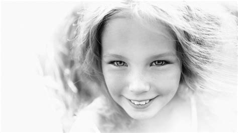 Скачать обои улыбка портрет чёрно белое дети девочка разрешение