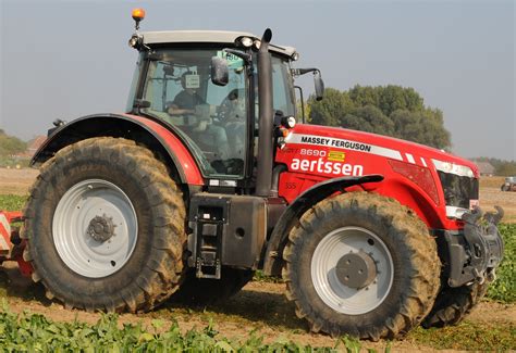 File:Massey Ferguson MF 8690.jpg - Wikimedia Commons
