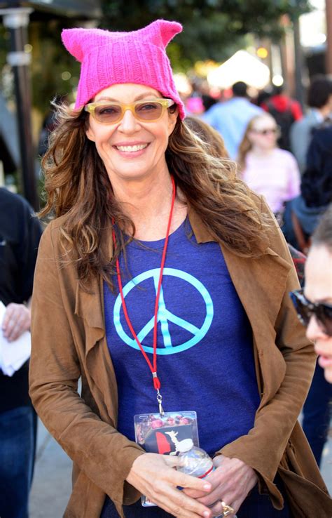 She was around 5 foot 9. ALLISON JANNEY at 2018 Women's March in Los Angeles 01/20/2018 - HawtCelebs