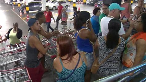 Clientes Formam Fila Desde Cedo Para Aproveitar Promoções De Aniversário De Supermercado Bom