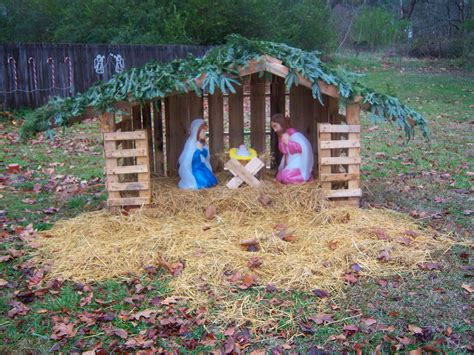 Pallet Wood Nativity In Daylight Wood Pallets Diy And Crafts