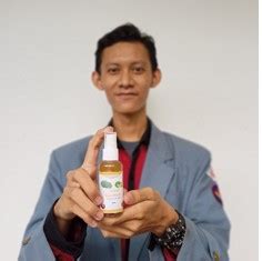 Kimia farma adalah perusahaan industri farmasi pertama di indonesia yang didirikan pemerintah hindia belanda tahun 1817 bernama nv chemicalien handle rathkamp & co. Lewat KKNT, Cory, Seorang Mahasiswa UPI Purwakarta Racik Sanitizer | Jurnalpost