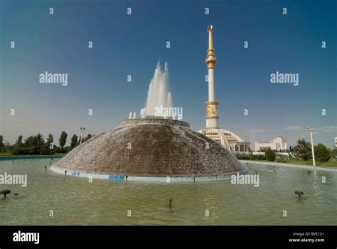 Monumento de la independencia de Turkmenistán Ashgabat Turkmenistán