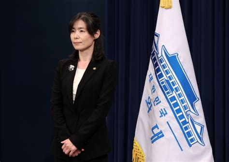 김외숙 인사수석은 청와대 부실 검증 논란의 중심에 있다. 박지원 "김외숙 훌륭하지만…식구끼리 하겠다는 느낌"-국민일보
