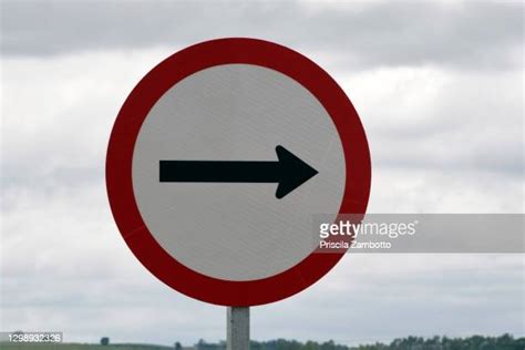 One Way Traffic Sign Foto E Immagini Stock Getty Images