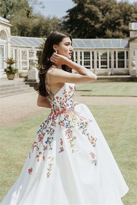 We recently shared some floral wedding dress inspiration with you, but now we want to take the trend one step further. 20 Extraordinary Floral Wedding Dresses Millennial Brides ...