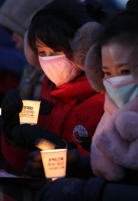 Koreans Brave Biting Cold To Demand Presidents Resignation Yonhap