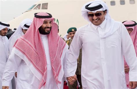 وصل جدة (ليل الاثنين الثلاثاء)، الشيخ تميم بن حمد آل ثاني أمير دولة قطر، وكان في استقباله لدى وصوله مطار الملك عبدالعزيز الدولي، الأمير محمد بن سلمان، ولي العهد نائب رئيس مجلس الوزراء وزير الدفاع. مأرب برس- روايتان حول الاتصال بين محمد بن سلمان وتميم بن ...