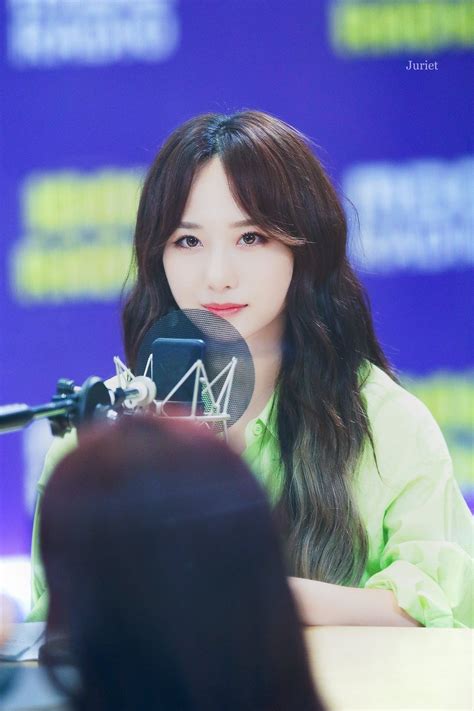 Female Kpop idols with curtain bangs? : r/kpophelp