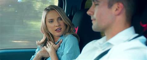 His old schoolmates think, he's dating and bringing a famous movie star. Le film Stars Fell on Alabama