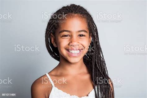 스튜디오 회색 바탕에 귀여운 아프리카 소녀 검은색에 대한 스톡 사진 및 기타 이미지 검은색 소녀 아이 Istock