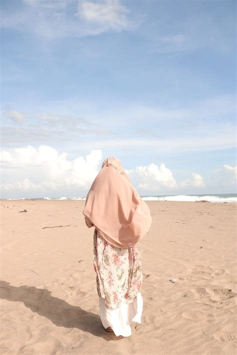 Memilih ootd ke pantai yang tepat adalah salah satu hal yang menjadi perhatian para wanita agar nah buat kamu yang masih bingung dengan ootd ke pantai yang modis namun anti ribet, nggak. Pantai Muslimah | Gaya remaja, Gaya hijab, Wanita