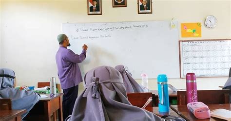 Anda juga bisa melamar pekerjaan sebagai guru dengan menjadi guru honorer terlebih dahulu. Contoh Surat Lamaran Menjadi Guru Tidak Tetap : 16 Contoh ...