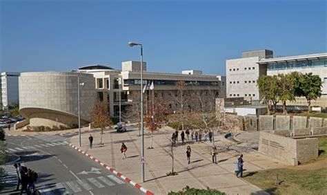 בתגובה לאי הגעת עובדים ערבים, בעלי עסקים רבים זימנו אותם לשימוע לפני פיטורים. James: שביתה סגל זוטר