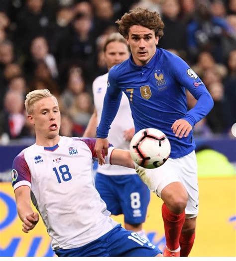 Открыть страницу «france football» на facebook. Griezmann durant le match contre Islande !!!! Stade de ...