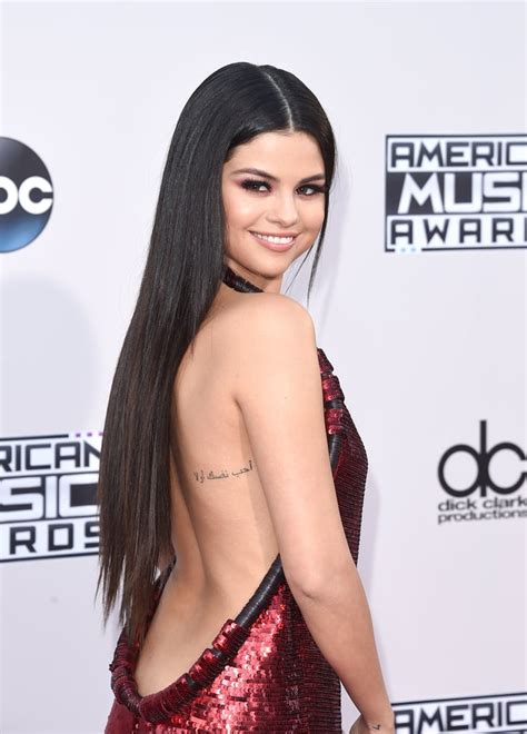 Selena gomez hat sich ein neues tattoo stechen lassen. Selena Gomez's "Love Yourself First" Back Tattoo | The ...