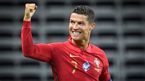 An unmatchable and renowned name in the footballing world, cristiano ronaldo dos santos aveiro was born on 5th february 1985 in funchal, madiera, portugal. What is Cristiano Ronaldo Net Worth | Check Net Worth ...