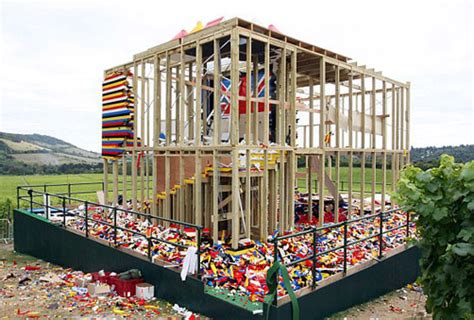 Das gebäude zählt zu den größten des landes und verfügt über die größte wohnfläche (116.153 quadratmeter) aller. Das Lego Haus von James May - leider bereits Geschichte ...