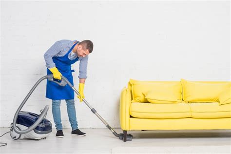 Hombre Limpiando Su Casa Foto Premium