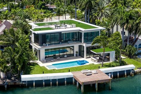 Luxurious Modern Mansion On Venetian Islands With Stunning Miami