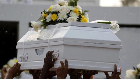Un Bebé Despierta En Un Ataúd Durante Su Funeral En Kenia