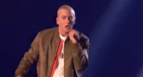 Nwk To Mia Eminem Takes Home 2 Awards And Performs Berzerk X Rap God